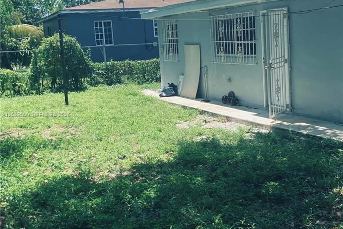 1120 NW 147th St, Miami: photo 1 of 14