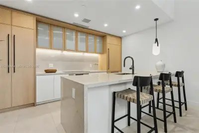 2200 Brickell Ave #Garden Villa 5, Miami: photo 1 of 31