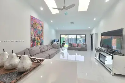270 SE 7th St, Dania Beach: photo 1 of 17