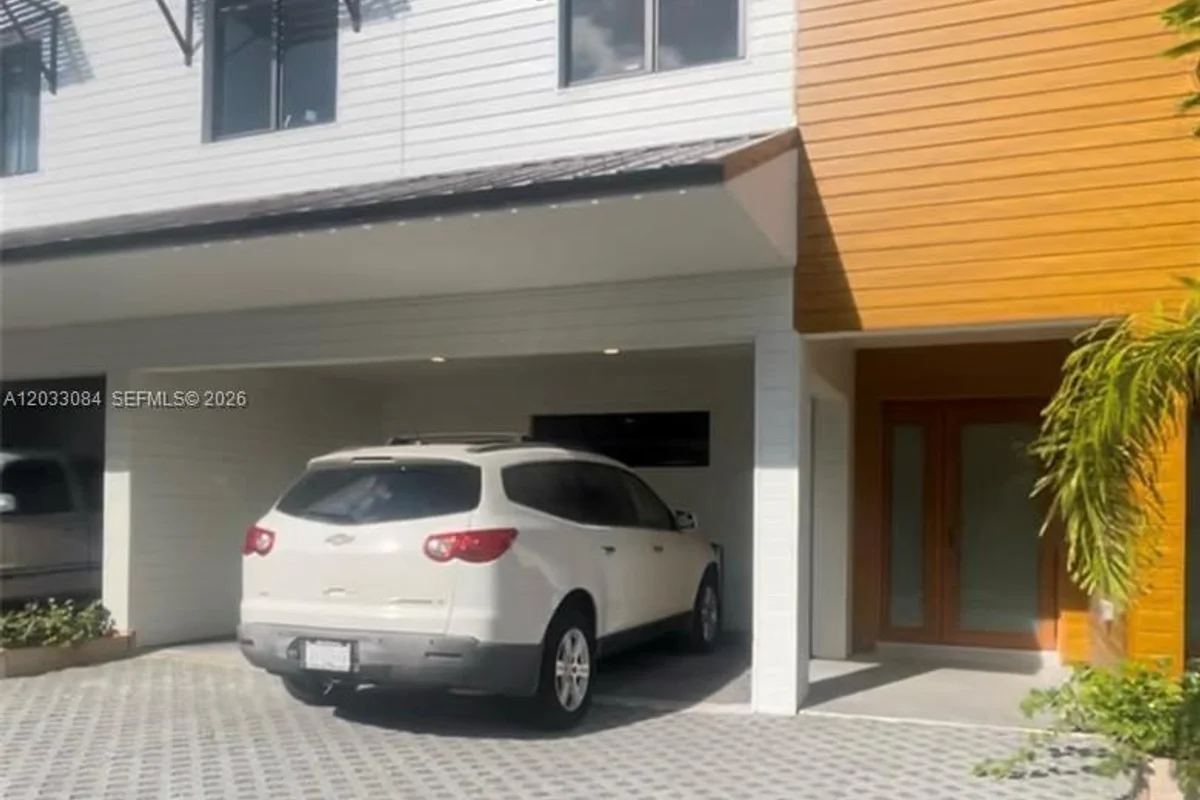 957 NW 10th St #2, Florida City: photo 1 of 17