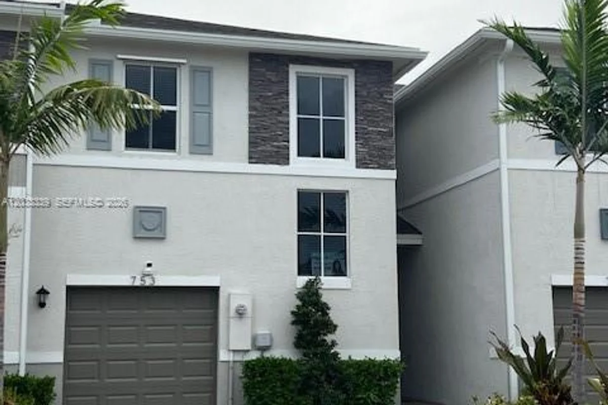Townhouse in Homestead: photo 1 of 10