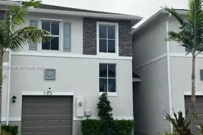 Townhouse in Homestead: photo 1 of 10