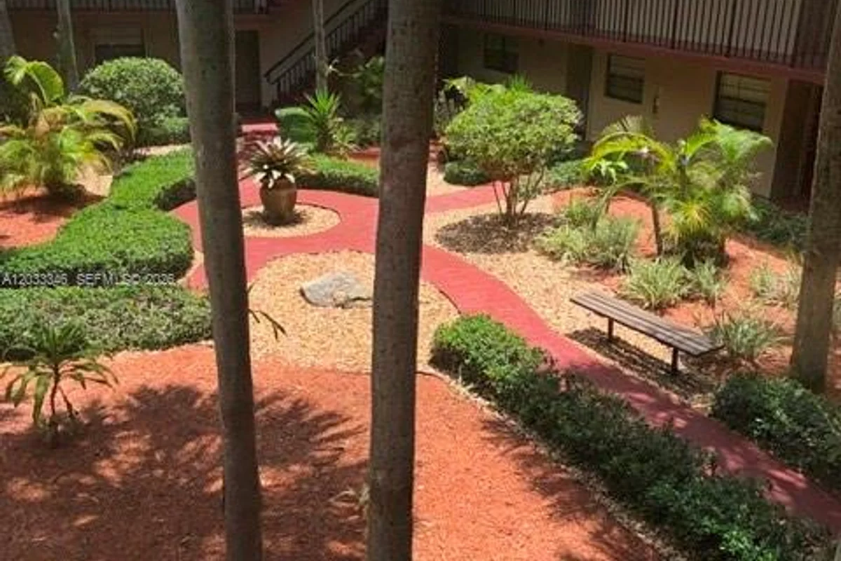 10845 SW 112th Ave, Miami: photo 1 of 8