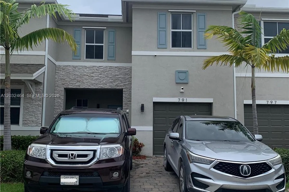 791 SE 18th St, Homestead: photo 1 of 12