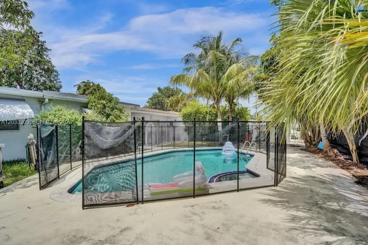 2442 Garfield St #4, Hollywood: photo 1 of 26