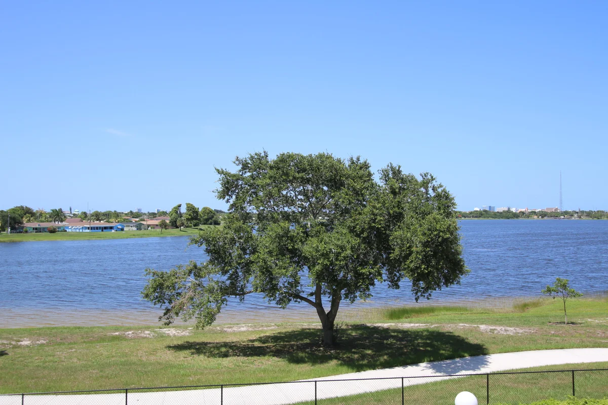470 Executive Center Dr #3b, West Palm Beach: photo 1 of 5