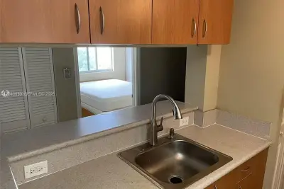 816 NW 11th St #704, Miami: photo 1 of 10