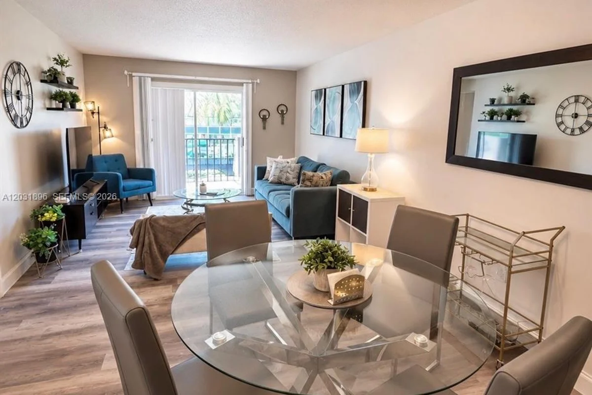 1150 Collins Ave #204, Miami Beach: photo 1 of 10