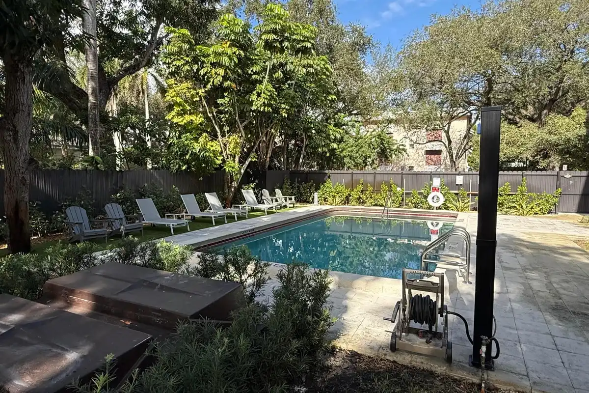 2000 Jefferson St #15, Hollywood: photo 1 of 13