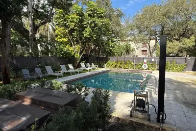 2000 Jefferson St #15, Hollywood: photo 1 of 13