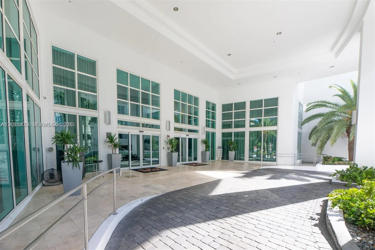 Condo in Miami: photo 1 of 26