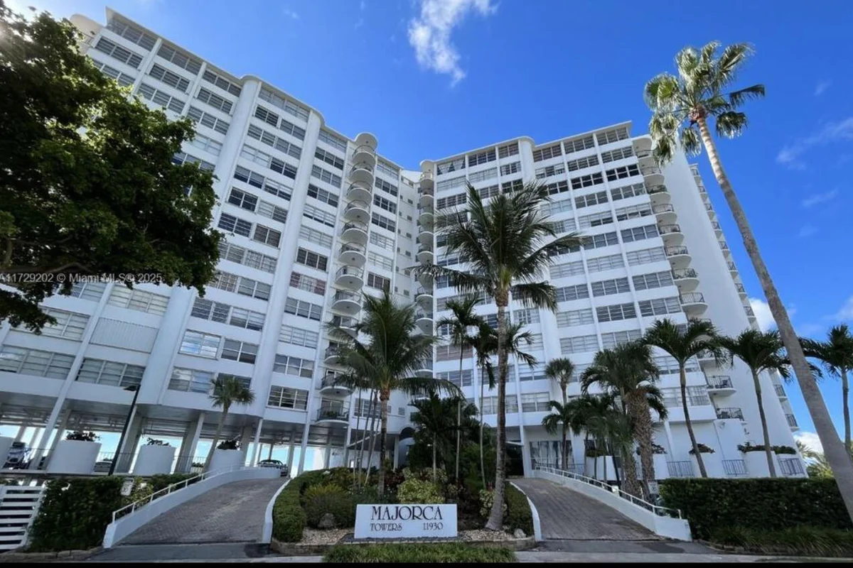 11930 N Bayshore Dr #Ph10, North Miami: photo 1 of 19