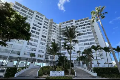 11930 N Bayshore Dr #Ph10, North Miami: photo 1 of 19
