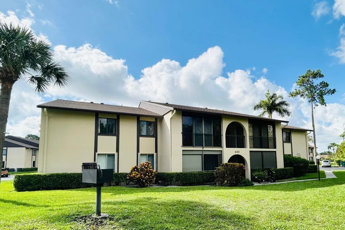 433 Pine Glen Ln #C2, Lake Worth: photo 1 of 57
