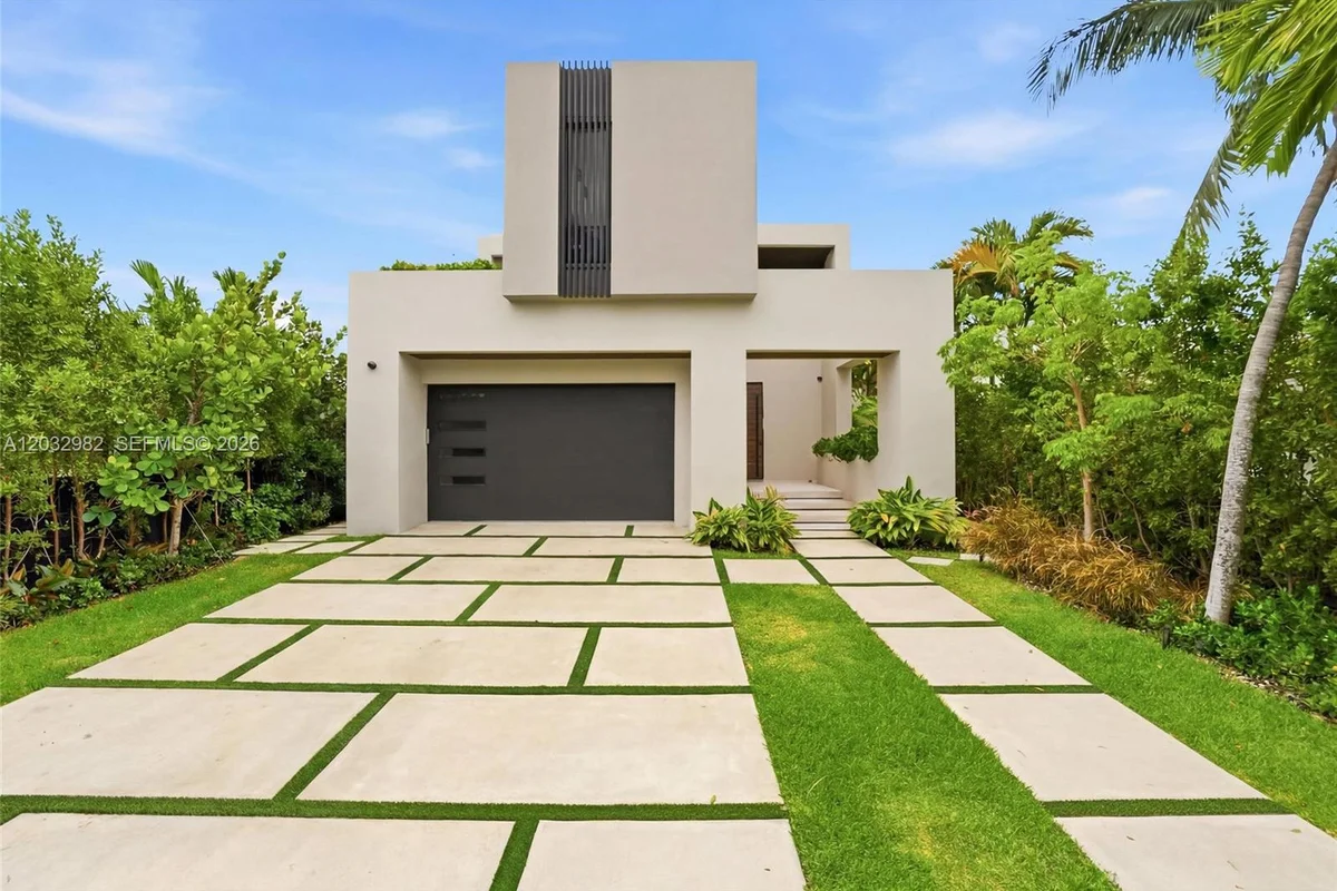 1050 Stillwater Dr, Miami Beach: photo 1 of 64
