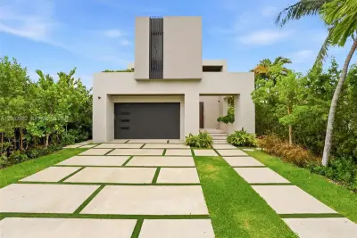 1050 Stillwater Dr, Miami Beach: photo 1 of 64