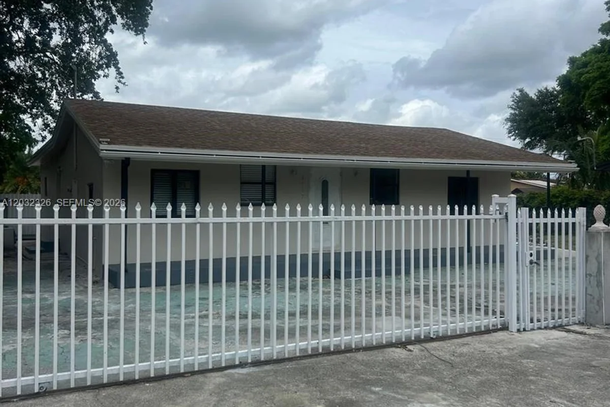 2467 NW 103rd St, Miami: photo 1 of 18