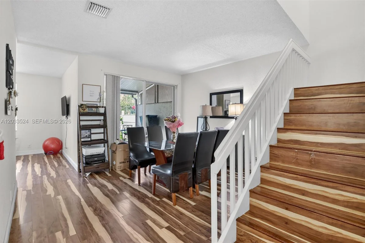 Townhouse in Pembroke Pines: photo 1 of 22