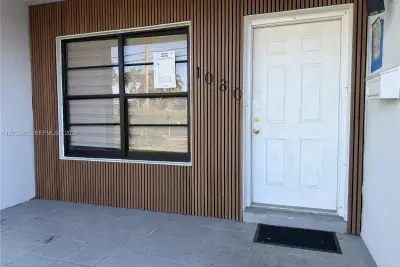 1080 NE 83rd St, Miami: photo 1 of 17