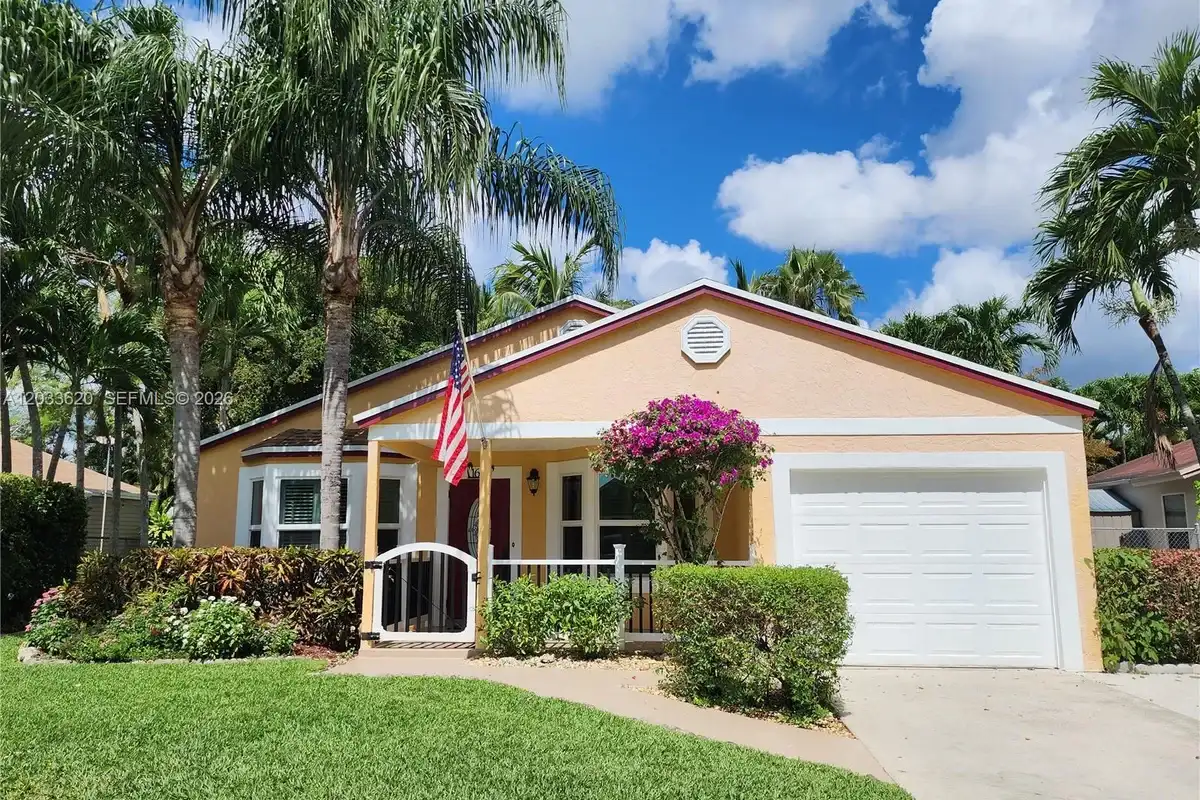 House in Davie: photo 1 of 11