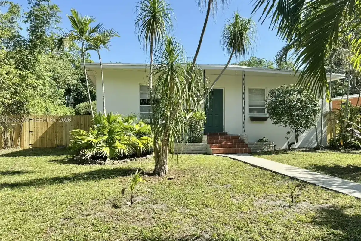1135 NE 133 Rd St, North Miami: photo 1 of 28