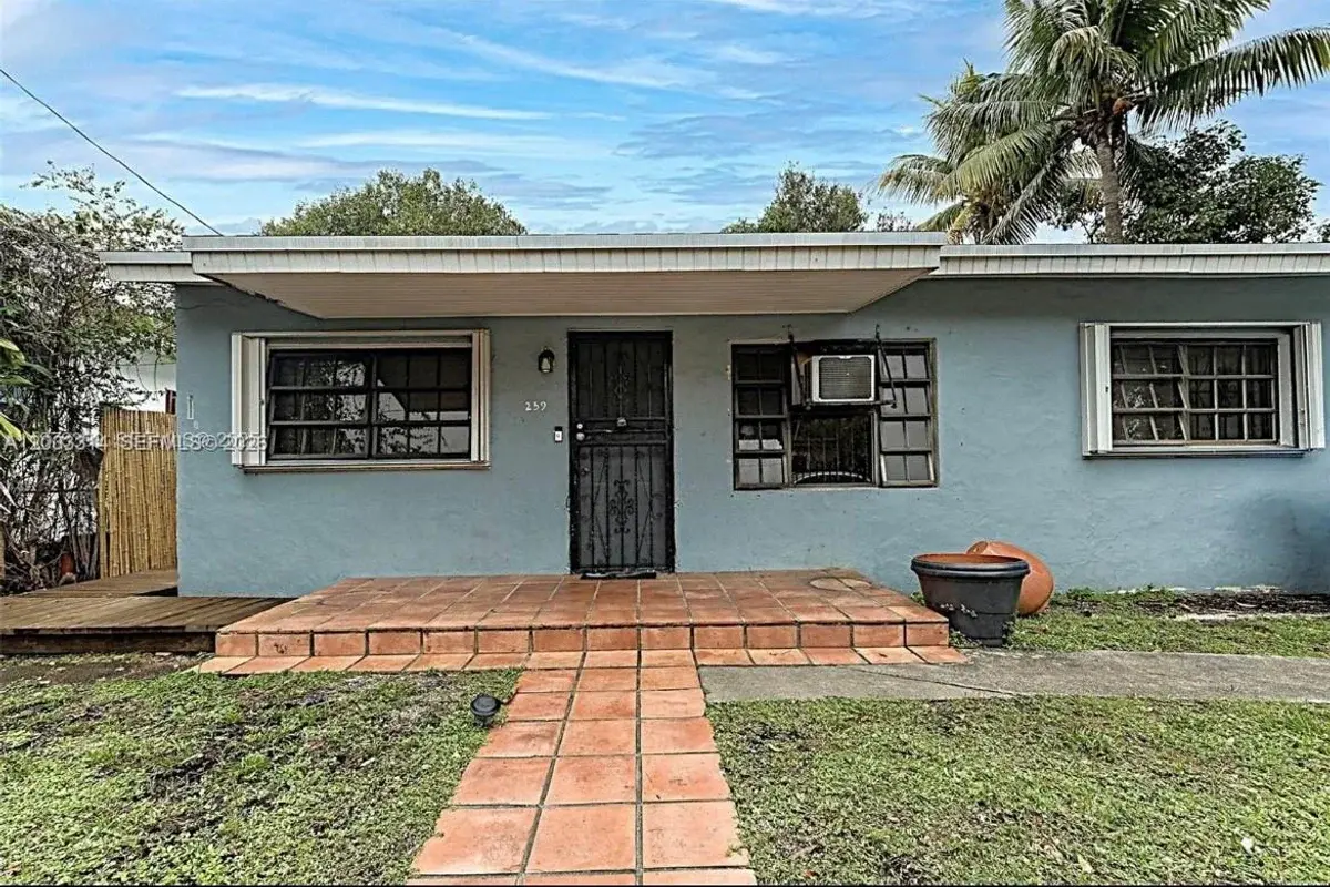 259 NE 56th St, Miami: photo 1 of 8