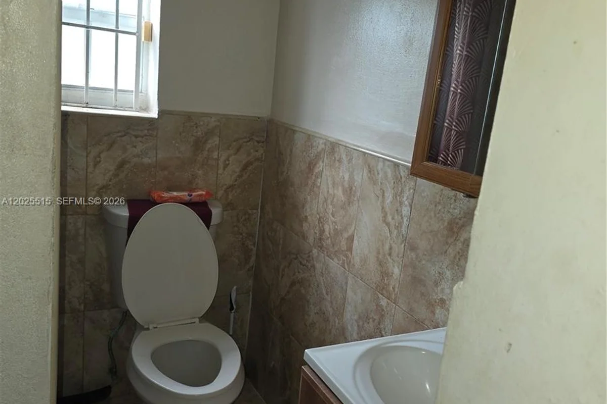 1166 NW 117th St, Miami: photo 1 of 3