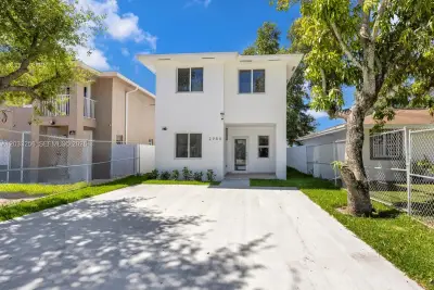 2780 NW 44th St, Miami: photo 1 of 25