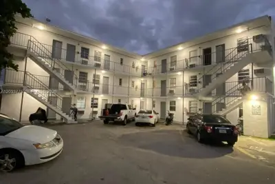 1261 NW 59th St #7, Miami: photo 1 of 6