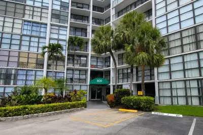 800 Parkview Dr #512, Hallandale Beach: photo 1 of 30