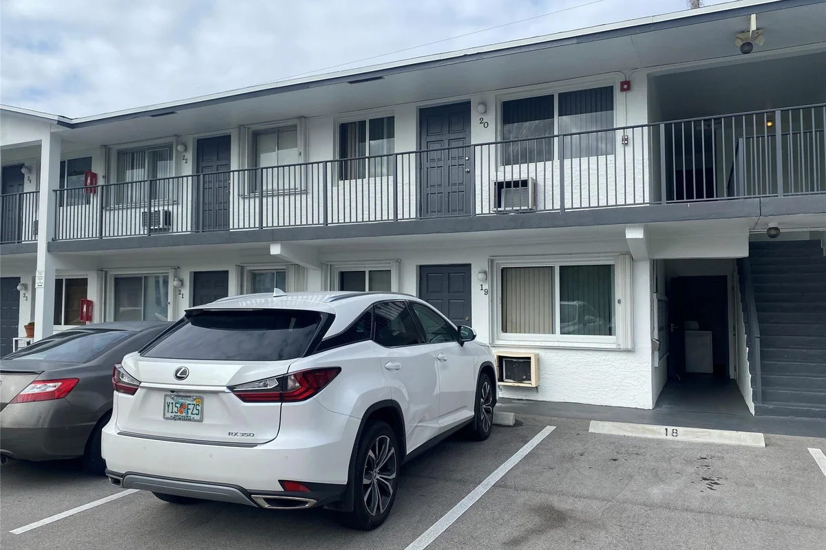 1812 E Oakland Park Blvd #19, Oakland Park: photo 1 of 7