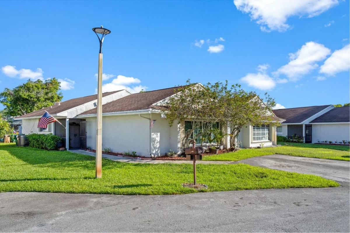 8634 Bridle Path Ct #1, Davie: photo 1 of 16