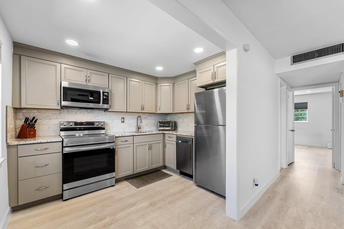 340 NW 19th St #2020, Boca Raton: photo 1 of 17