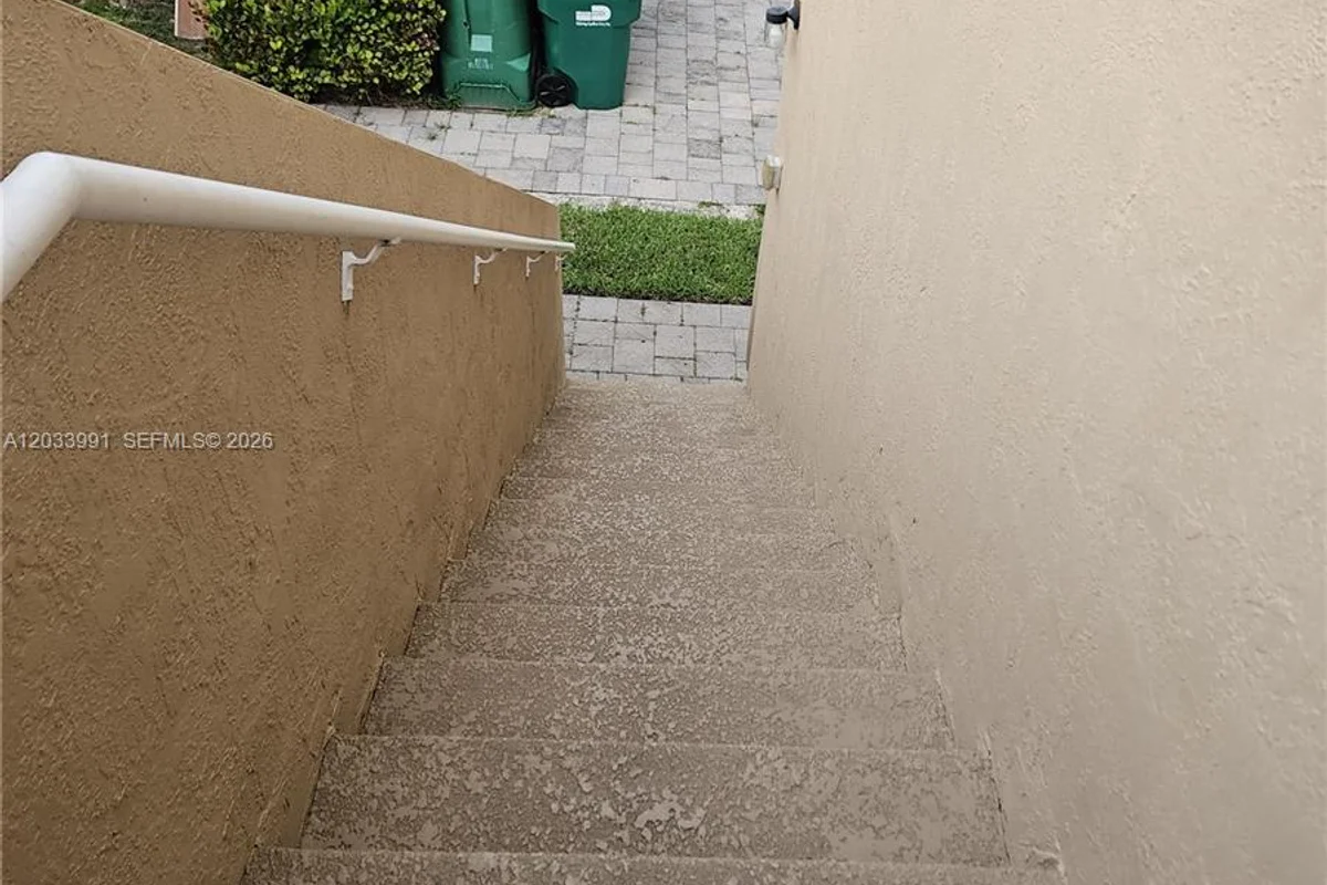 17066 SW 95th Ter, Miami: photo 1 of 11