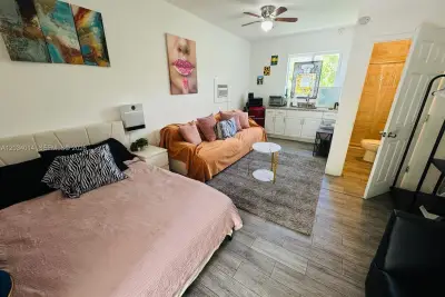 11 NW 47th Ter #1B, Miami: photo 1 of 15