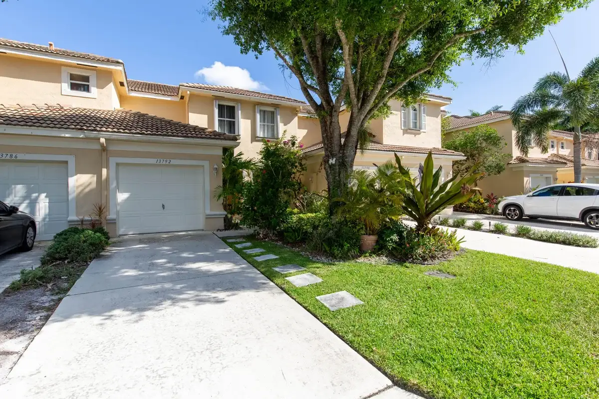 13792 Creston Pl, Wellington: photo 1 of 29