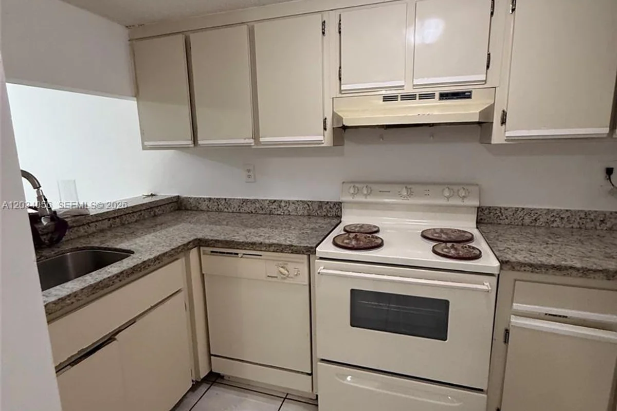 9917 W Okeechobee Rd #3-510, Hialeah Gardens: photo 1 of 10