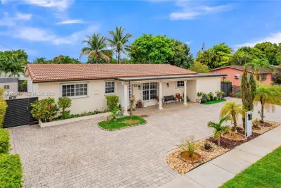 884 W 72nd Pl, Hialeah: photo 1 of 53