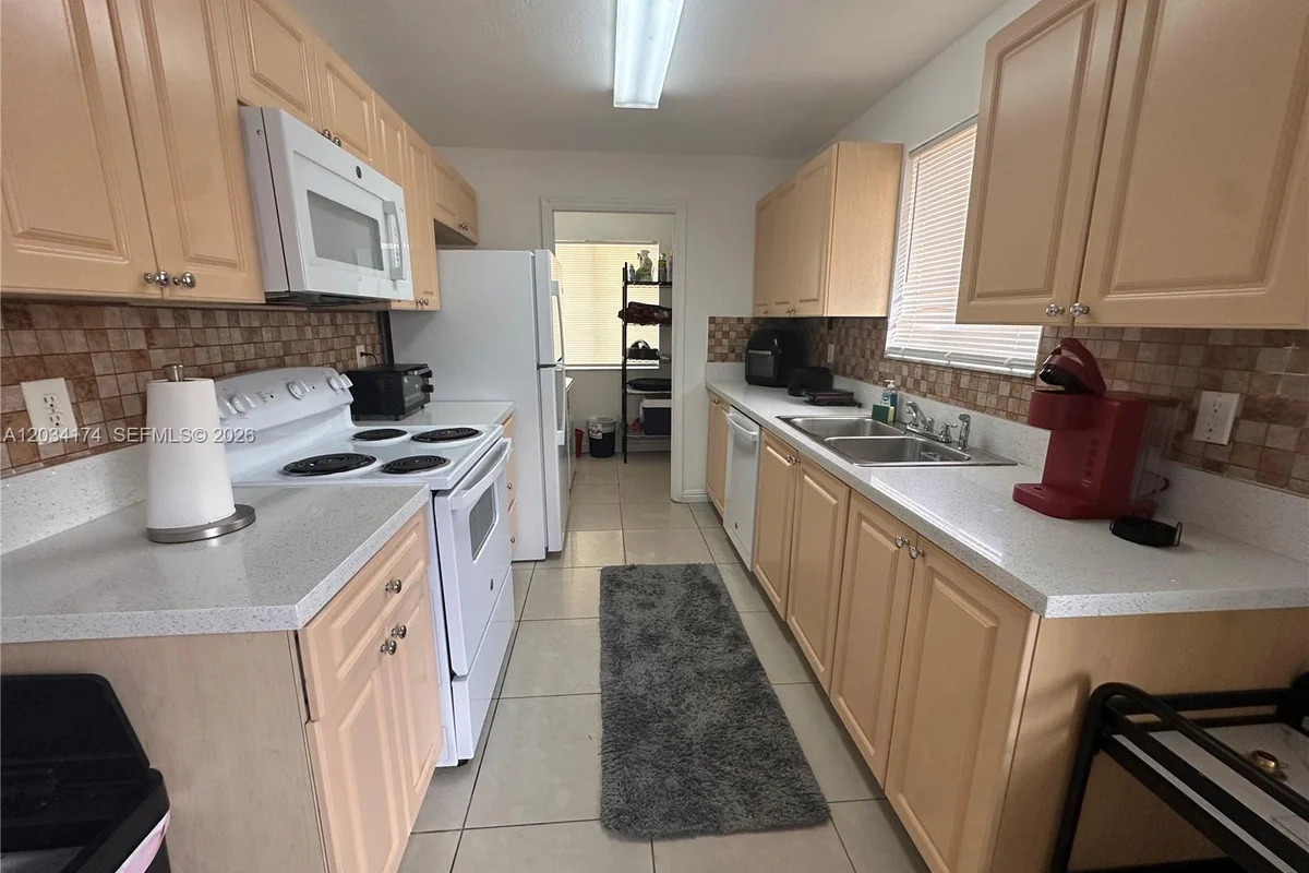 404 NW 2nd Ave #A, Hallandale Beach: photo 1 of 20