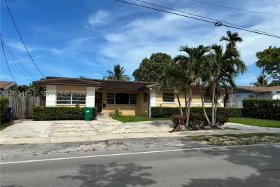 18715 NE 18th Ave, Miami: photo 1 of 23