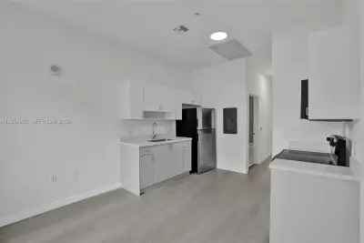 1567 NW 1st St #3, Miami: photo 1 of 18