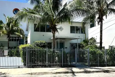 364 SW 11th St, Miami: photo 1 of 62