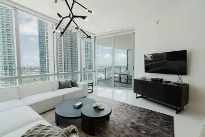 851 NE 1st Ave #2403, Miami: photo 1 of 40