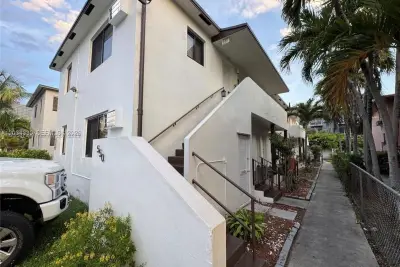 550 SW 10th St #6, Miami: photo 1 of 9