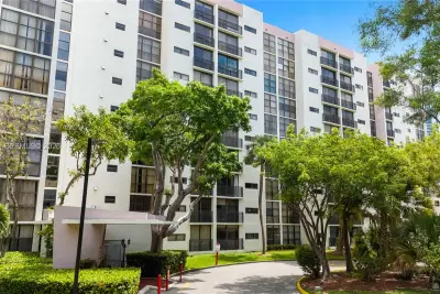 17021 N Bay Rd #429, Sunny Isles Beach: photo 1 of 40