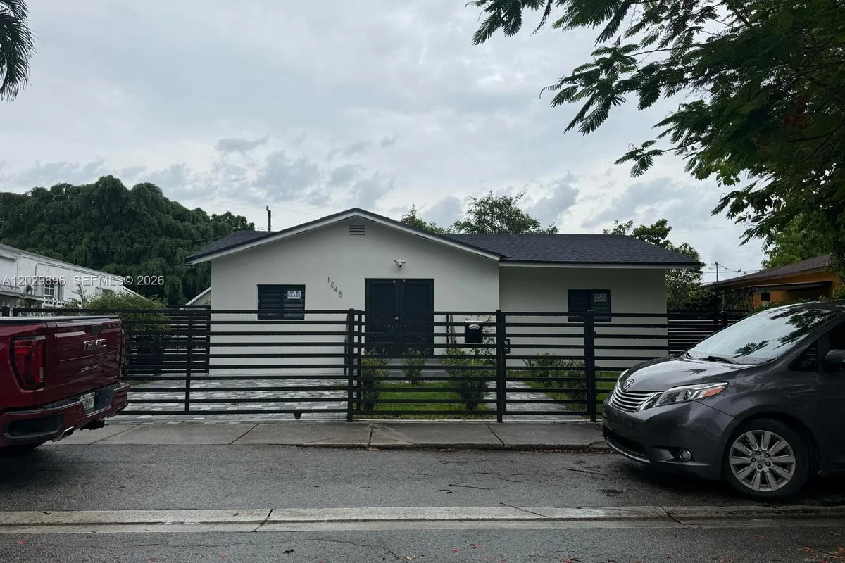 1045 NW 58th Ter, Miami: photo 1 of 2
