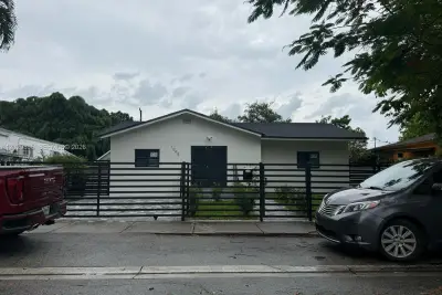 1045 NW 58th Ter, Miami: photo 1 of 2