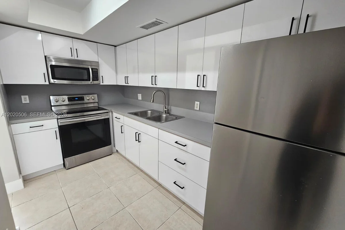 13700 NE 6th Ave #106, North Miami: photo 1 of 24
