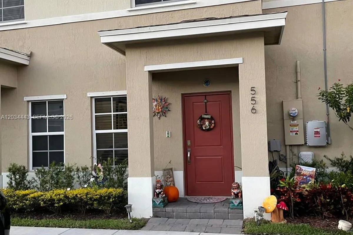 556 NE 5th St, Florida City: photo 1 of 21