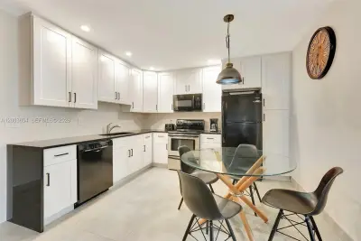 221 SE 9th Ave #102, Pompano Beach: photo 1 of 24